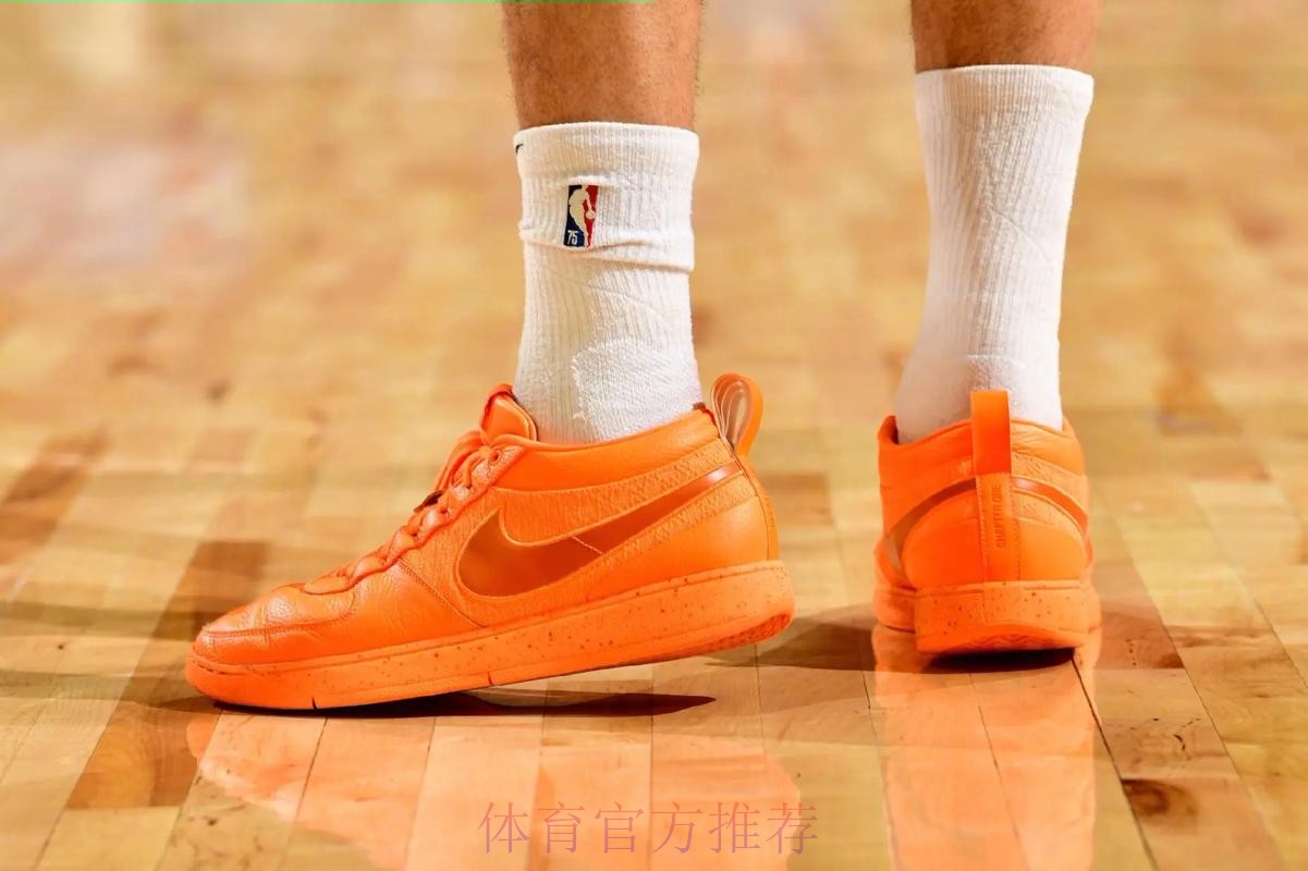 布克穿着黑橙色BOOK2,得到17分3篮板8助攻 布克穿着黑橙色BOOK2,得到17分3篮板8助攻