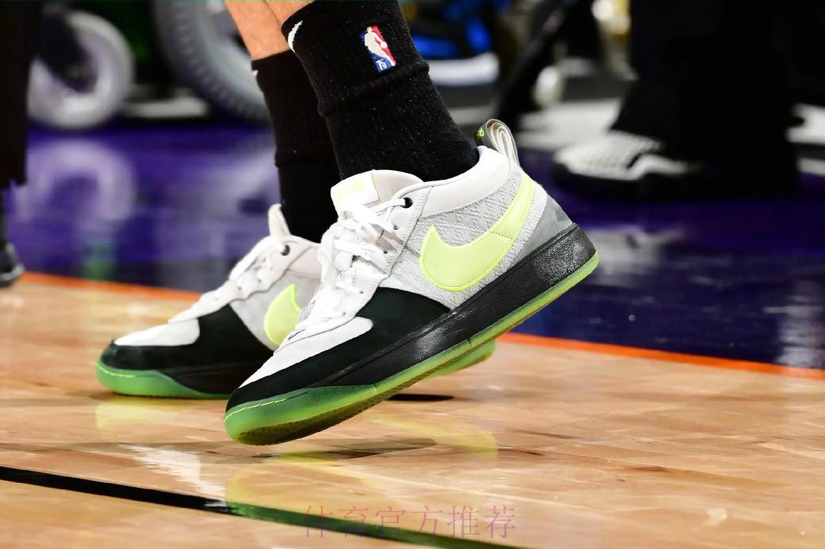 布克穿着黑橙色BOOK2,得到17分3篮板8助攻 布克穿着黑橙色BOOK2,得到17分3篮板8助攻